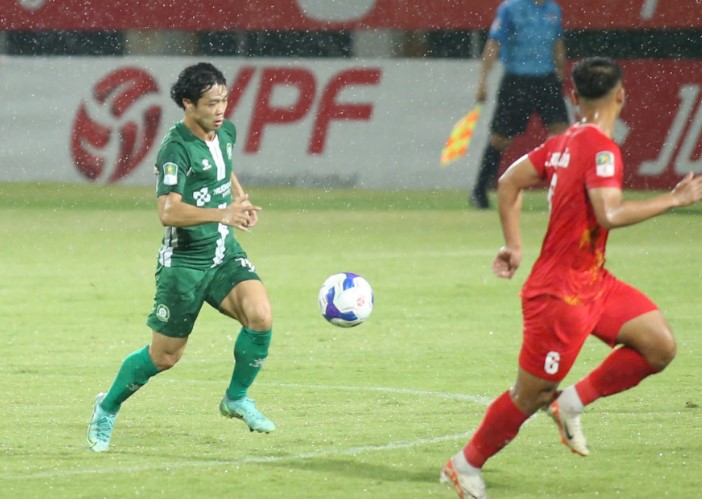 chuyen-gia-ca-cong-phuong-va-tien-linh-deu-kho-duoc-ra-san-dau-malaysia