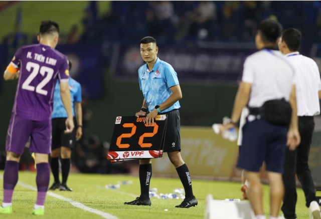 tien-linh-khong-chiu-roi-san-2-lan-tu-choi-yeu-cau-thay-nguoi-cua-hlv