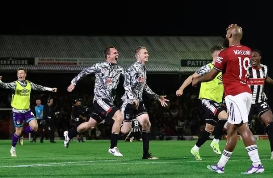 mu-tu-choi-khieu-nai-grimsby-chap-nhan-viec-bi-loai-khoi-carabao-cup